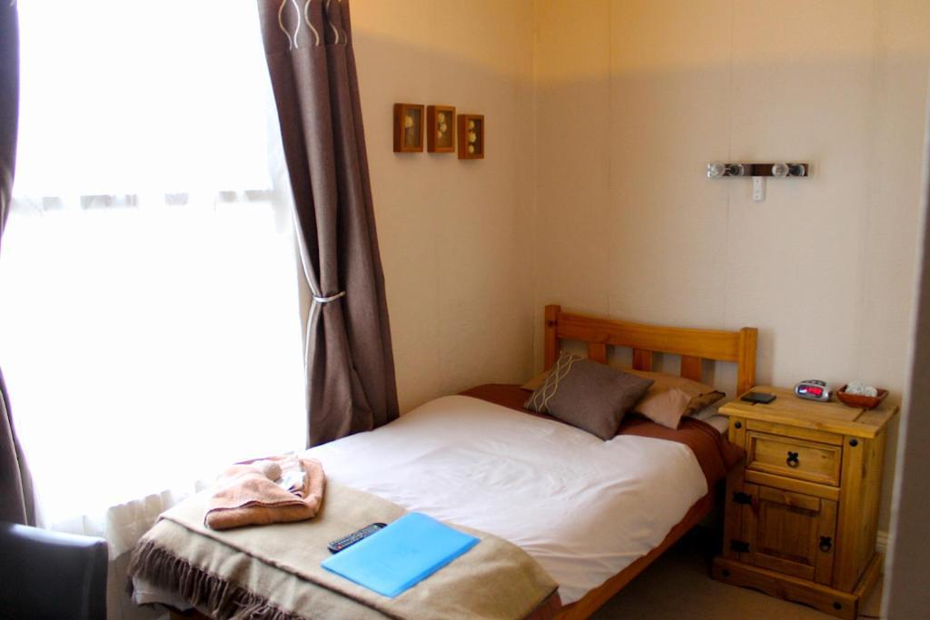 The Lodge Swindon Extérieur photo