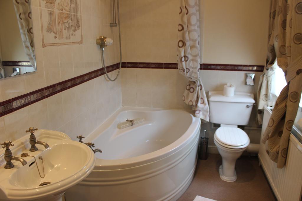 The Lodge Swindon Extérieur photo