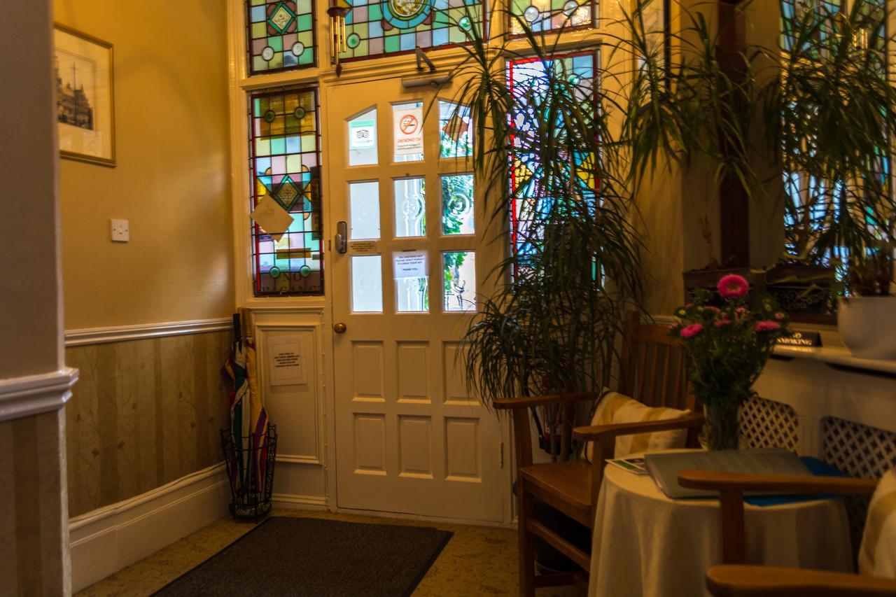 The Lodge Swindon Extérieur photo