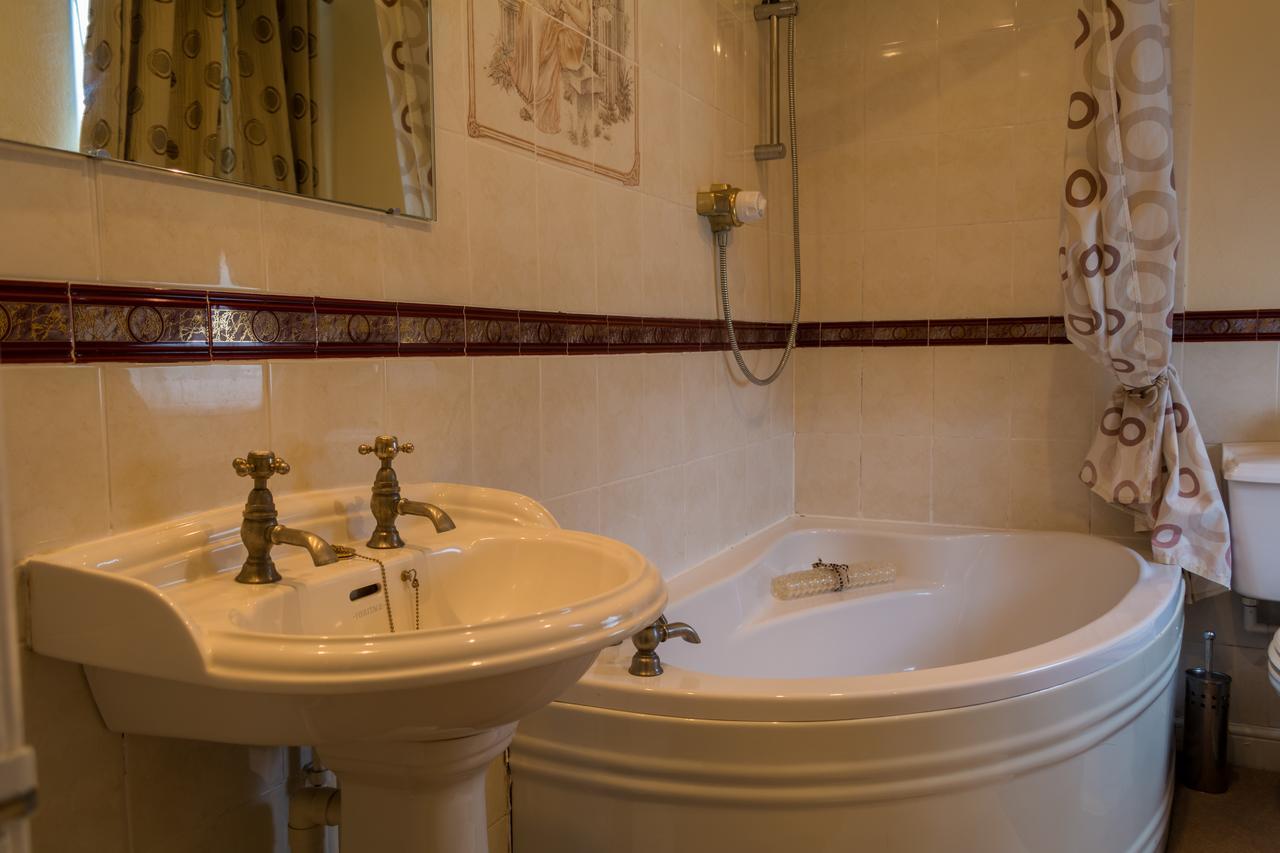 The Lodge Swindon Extérieur photo