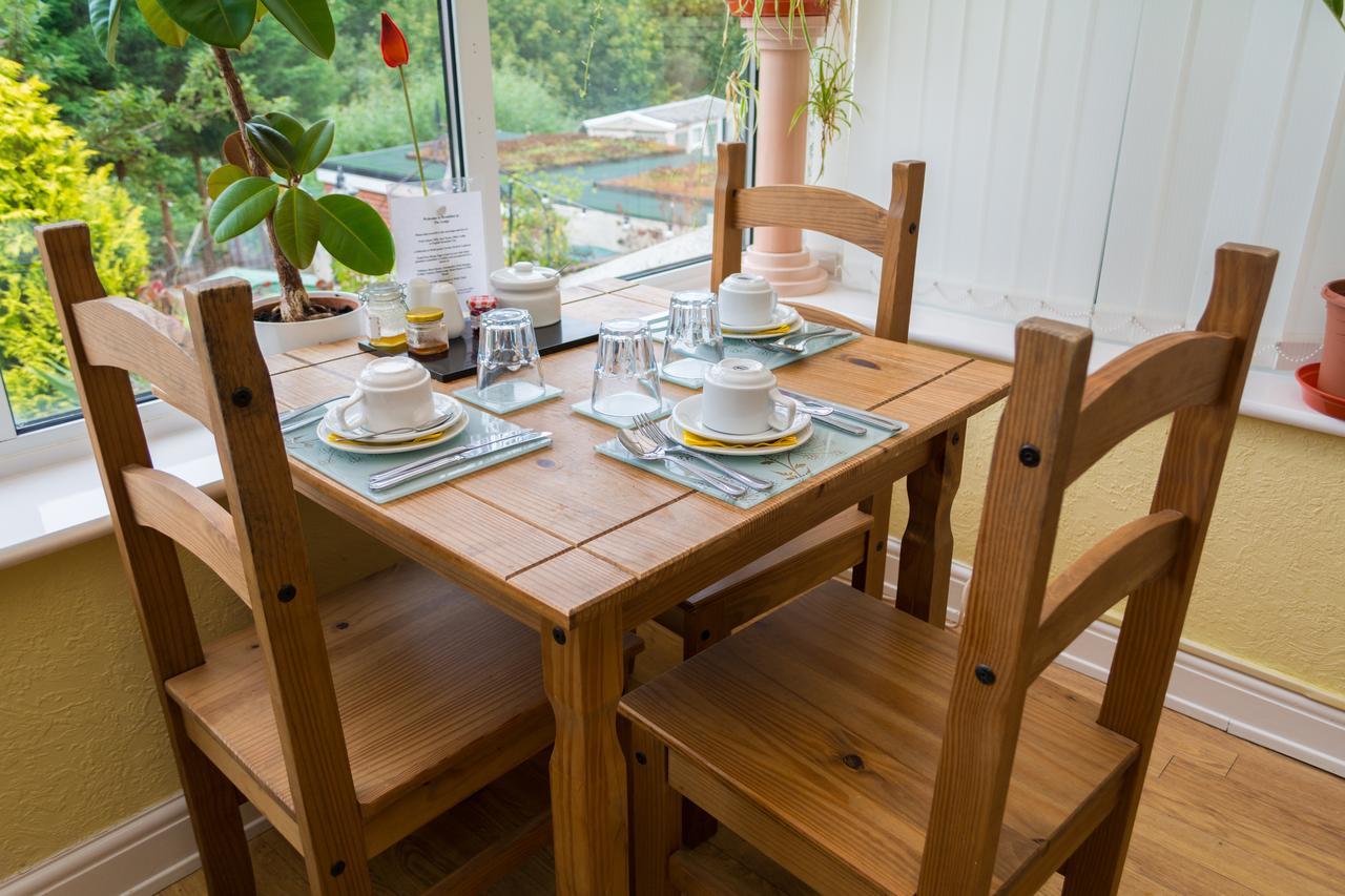The Lodge Swindon Extérieur photo