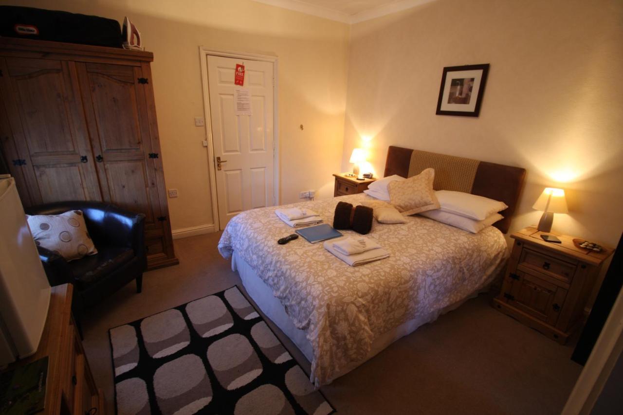 The Lodge Swindon Extérieur photo