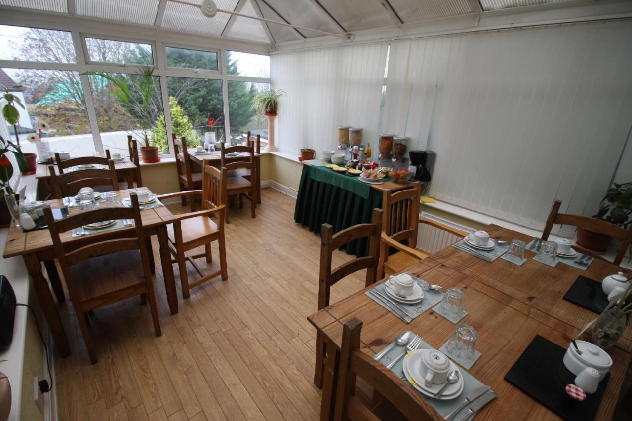 The Lodge Swindon Extérieur photo