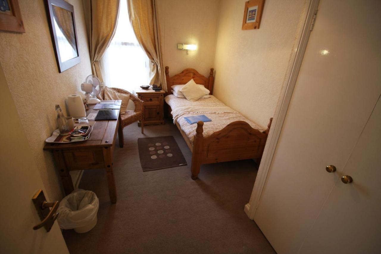 The Lodge Swindon Extérieur photo